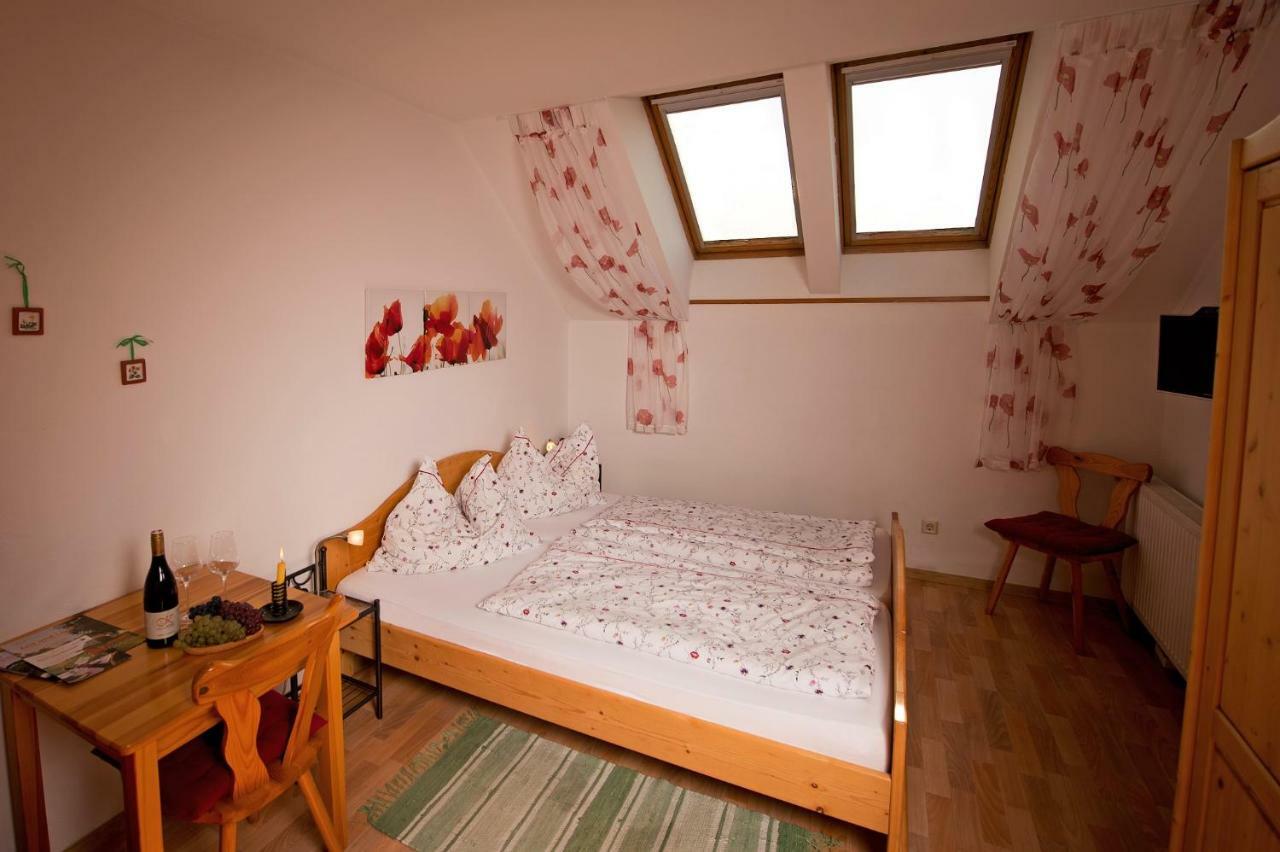 Weingut Familie Krell Hotel Mitterretzbach Екстериор снимка